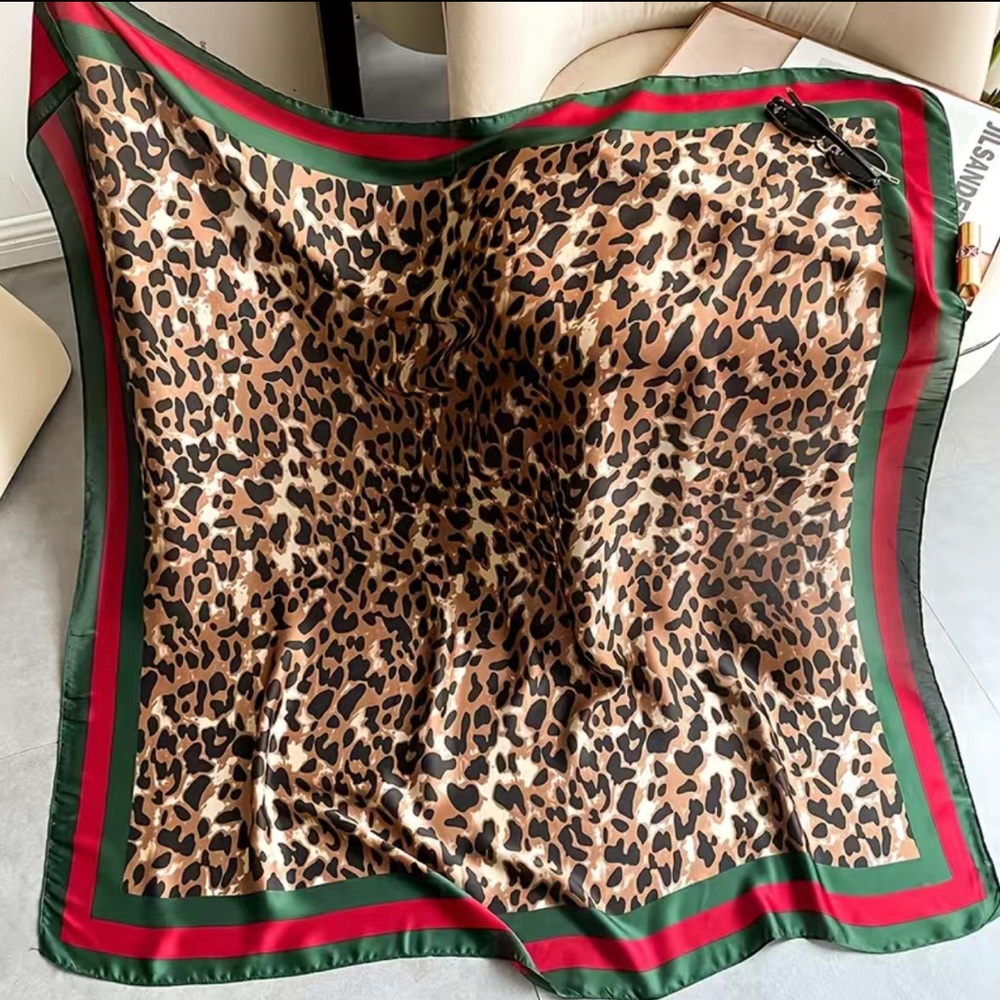 Leopard print silky scarf. XL